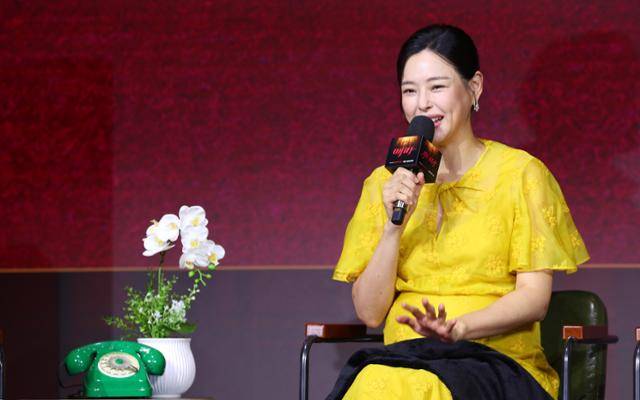 배우 이하늬가 18일 서울 마포구 호텔 나루에서 열린 넷플릭스 시리즈 '애마' 제작발표회에서 인사말을 하고 있다. 뉴시스