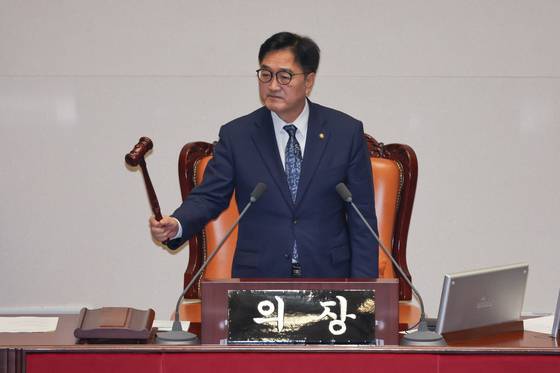 우원식 국회의장이 27일 오후 서울 여의도 국회에서 열린 제428회국회(임시회) 제3차 본회의에서 개의를 선언하고 있다. 뉴스1