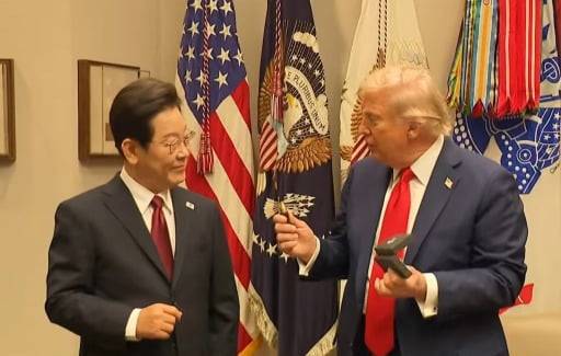 이재명 대통령이 25일(현지시간) 한·미 정상회담에 앞서 방명록을 작성할 때 쓴 만년필을 도널드 트럼프 대통령에게 선물했다. (YTN 캡처 화면)