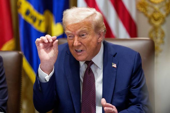 도널드 트럼프 미국 대통령이 26일(현지시간) 백악관에서 개최한 국무회의에서 발언하고 있다. 연합뉴스