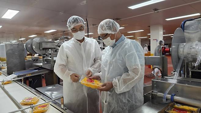 (왼쪽부터) 박노정 삼성전자 ESG&스마트공장지원센터 위원과 김경범 자연그린(주) 대표이사가 생산된 단무지 제품을 살펴보고 있다. 삼성전자