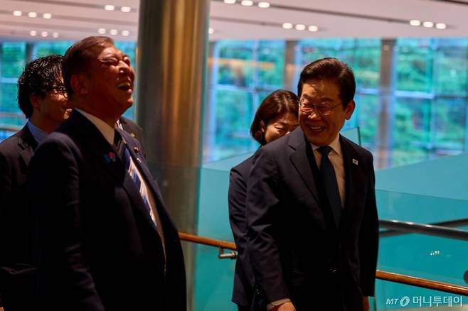 (서울=뉴스1) 이재명 기자 = 이재명 대통령과 이시바 시게루 일본 총리가 23일(현지시간) 일본 도쿄 총리 관저에서 회담을 갖기 위해 발걸음을 옮기고 있다. (이재명 대통령 SNS. 재판매 및 DB금지) 2025.8.25/뉴스1 Copyright (C) 뉴스1. All rights reserved. 무단 전재 및 재배포, AI학습 이용 금지. /사진=(서울=뉴스1) 이재명 기자