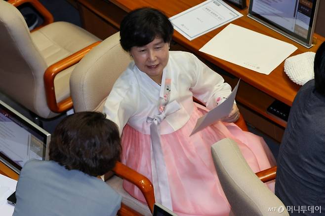 백혜련 더불어민주당 의원이 27일 오후 서울 여의도 국회 본회의장에서 내달 1일 정기국회 개회식에서 의원들의 한복 착용을 독려하기 위해 한복을 입고 있다. /사진=뉴스1