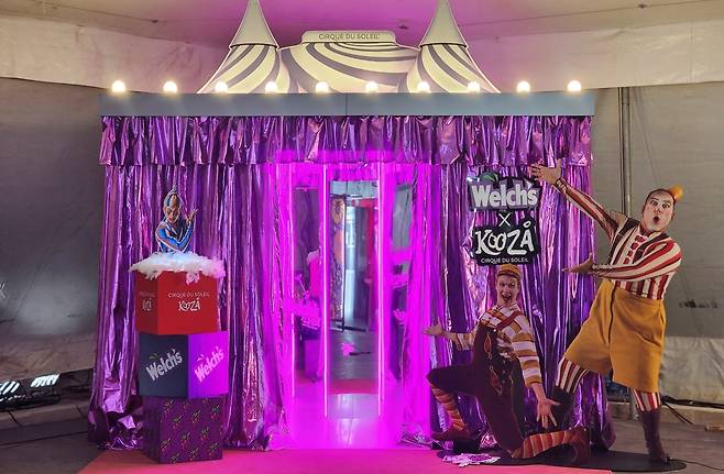 농심이 태양의서커스와 협업해 부산 공연장에 웰치스 포토존을 설치했다. 농심 제공