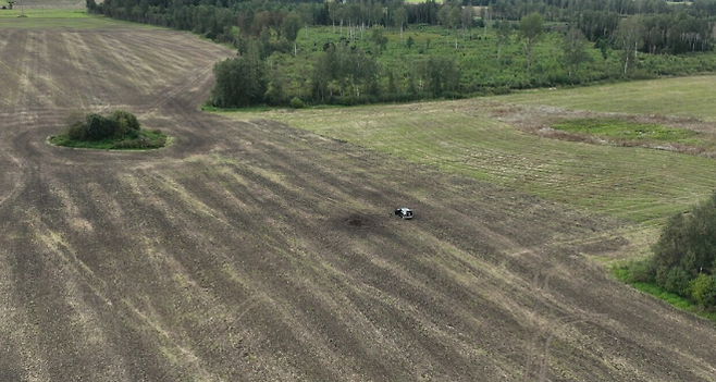 현지시간으로 25일 오후 에스토니아 타르투주(州) 아크레 마을의 한 농지에서 드론 잔해가 발견됐다. 사진은 드론이 추락하면서 생긴 분화구. ERR 제공