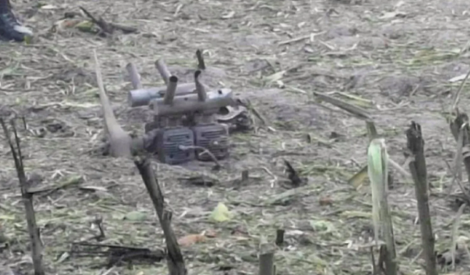 폴란드 현지시간으로 20일 오전 2시쯤 동부 루블린주(州) 오시니에 있는 옥수수밭에 떨어진 미확인 물체의 잔해. 일각에서는 러시아군이 사용하는 샤헤드 드론과 일치하다는 주장이 나왔다.