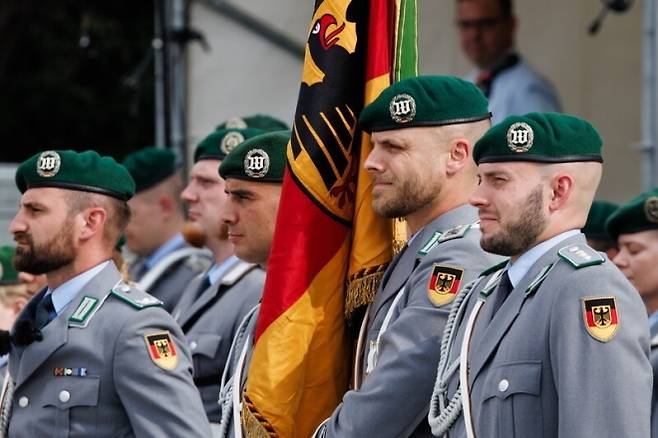 지난 6월 독일 베를린에서 열린 독일 연방군 선서식에서 명예 근위병들이 도열해 있다. 기사와 관련 없는 자료 사진. EPA연합뉴스