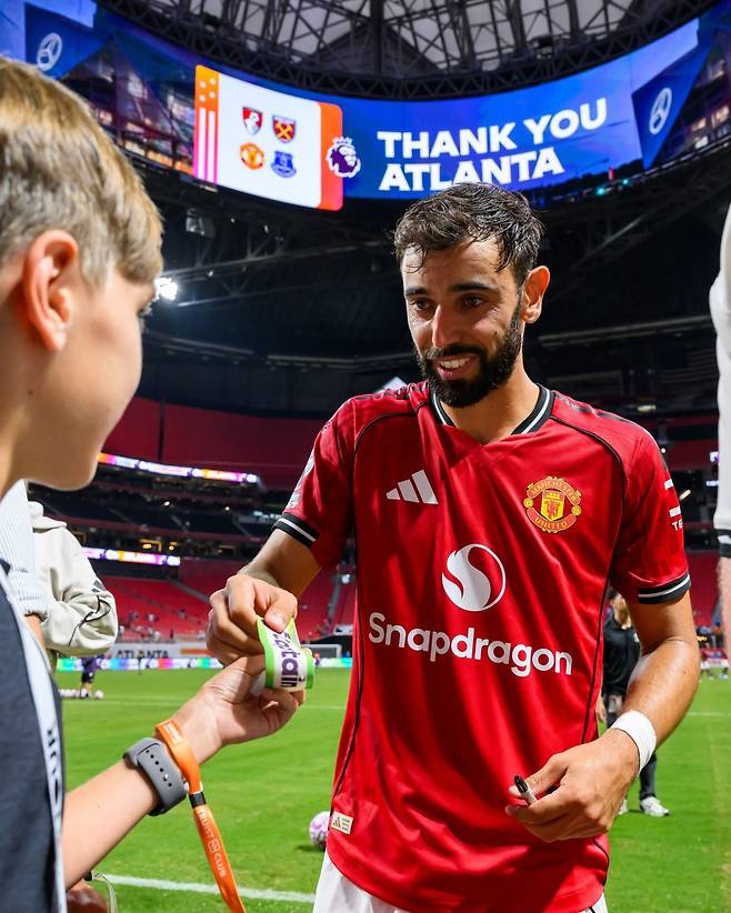 맨유 주장 브루노 페르난데스(오른쪽)가 다시 한 번 사우디아아라비아 이적설에 휘말렸다. 이적시장 폐장을 일주일여 남긴 가운데 알이티하드가 거액의 베팅을 한 정황이 포착됐다. 사진출처|맨체스터 유나이티드 페이스북
