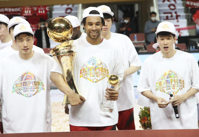 2021년 KBL 챔피언결정전에서 우승하고 MVP를 수상한 설린저. 연합뉴스