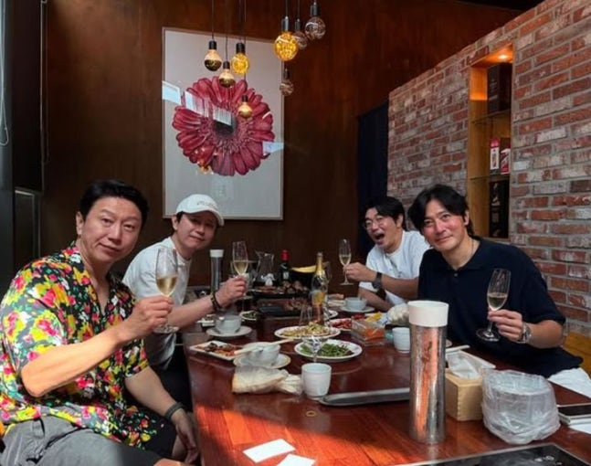 13년 만에 뭉친 드라마 ‘신사의 품격’의 주역들. 왼쪽부터 김수로, 김민종, 이종혁, 장동건. 사진 김수로 SNS 캡처