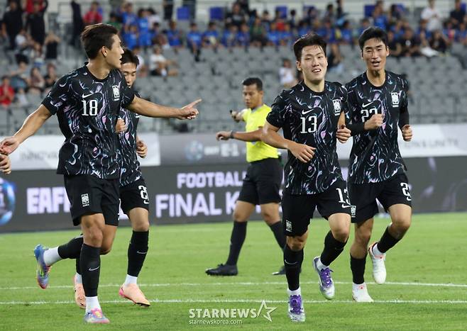 2025 동아시아축구연맹(EAFF) E-1 풋볼 챔피언십(동아시안컵) 한국-홍콩전이 11일 경기도 용인미르스타디움에서 열렸다. 강상윤(오른쪽 두 번쨰)이 홍콩 시니치 찬을 제치고 터닝슛으로 첫 골을 터뜨리고 환호하고 있다. /사진=김진경 대기자