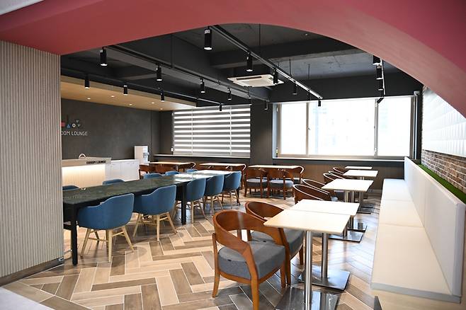 대구 달성군 화원읍 달성중학교 신관동에 조성된 학교복합시설 달성이룸캠프 1층 라운지 전경. 카페형 공간으로 꾸며져 학생과 주민 모두가 자유롭게 이용할 수 있다.<달성군 제공>