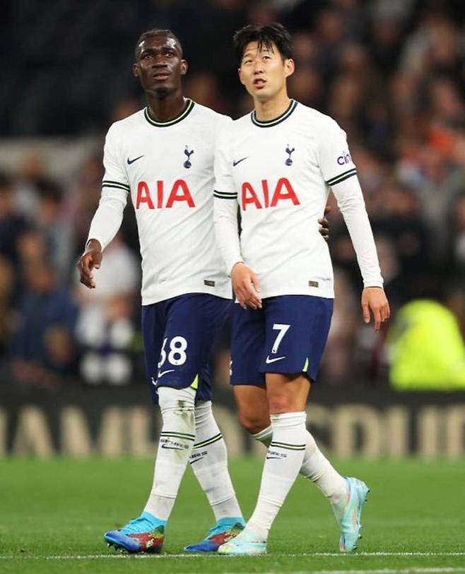 토트넘에서 함께 활약하던 당시 이브 비수마(왼)-손흥민