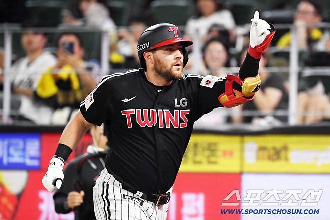 17일 인천 SSG랜더스필드에서 열린 SSG 랜더스와 LG 트윈스의 경기. 8회초 LG 오스틴이 솔로포를 날린 뒤 환호하고 있다. 인천=박재만 기자 pjm@sportschosun.com/2025.08.17/