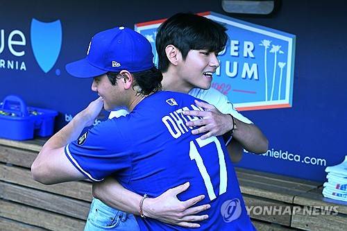 BTS 뷔와 포옹하는 오타니(오른쪽). ⓒ연합뉴스 UPI