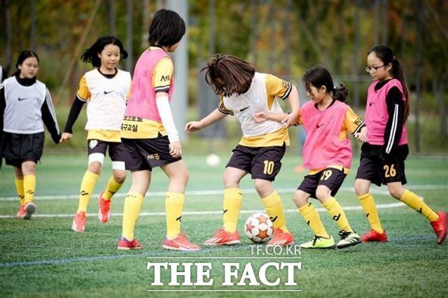 지난 2024년 스포츠토토 여자축구교실에 참여한 유소녀 회원들./세종스포츠토토여자축구단