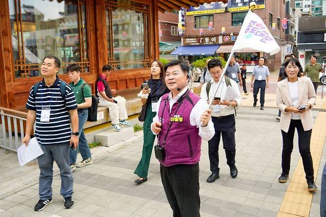 이필형 동대문구청장(가운데)이 27일 오후 서울한방진흥센터를 방문한 서울시 출입기자단에 센터 현황과 기능을 소개하고 있다.ⓒ동대문구 제공
