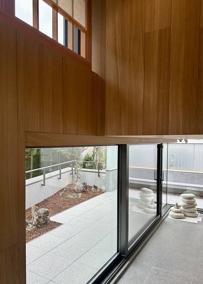 김대균 건축가가 설계한 서울 강남구 도산공원 인근의 한 글로벌 향수 브랜드 건물. 큰 질서를 잡은 뒤 하나하나 구운 벽돌, 시간을 들여 연마한 금속 가구, 갈고 간 미장 바닥 등 정성껏 재료를 다루는 ‘대강’의 철학을 적용하자, 한국성을 강조하지 않아도 충분히 한국적인 공간이 완성됐다. 김대균 건축가 제공