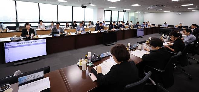 이형훈 보건복지부 제2차관이 28일 오후 서울 서초구 건강보험심사평가원에서 열린 제15차 건강보험정책심의위원회에 참석해 모두발언을 하고 있다. 2025.8.28/뉴스1