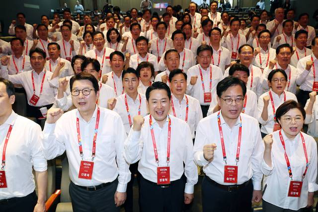 28일 인천국제공항공사 항공교육원에서 열린 2025 국민의힘 국회의원 연찬회에서 장동혁 대표, 송언석 원내대표 등 참석자들이 구호를 외치고 있다.<연합뉴스 사진>