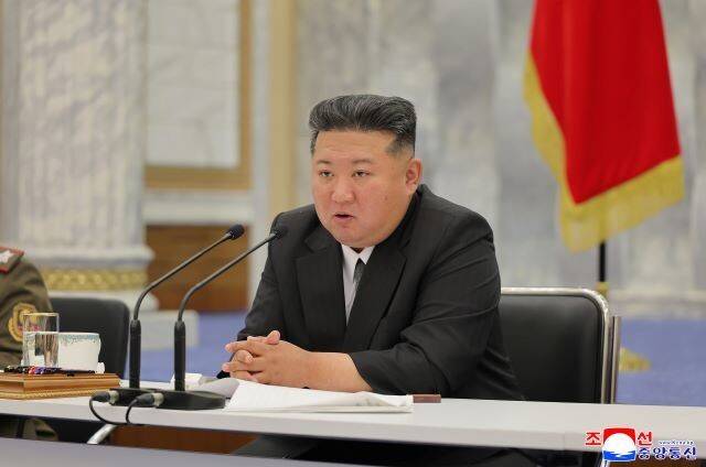 노동신문은 당중앙군사위 8기8차 확대회의가 지난 5월28일 노동당 본부청사에서 열려 김정은 조선노동당 총비서 겸 노동당 중앙군사위원장 겸 국무위원장이 회의를 지도했다고 30일 보도했다. 조선중앙통신 연합뉴스