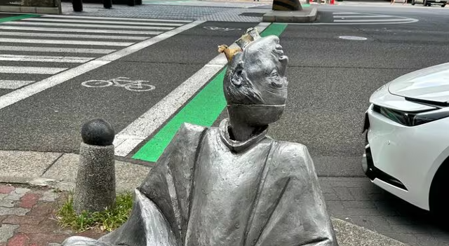 23일 일본 나고야 엔톤지 상가 입구에 도요토미 히데요시 동상의 잘린 얼굴 부분이 거꾸로 목 부분에 놓여있다. 일본 CBC방송 홈페이지 캡처