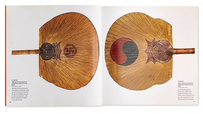 부채를 소재로 전통의 미학을 담아낸 사진집 <한국의 부채>(1995). 한국의 아름다움을 표현하기 위해 대칭과 음양의 조화를 보여주는 ‘짝’의 배치를 활용했다. 사월의눈 출판사 제공