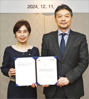 지난해 12월 열린 한국전력기술 건설정보모델링(BIM) 국제표준 인증서 전달식에서 설영실 전력기술연구원장(왼쪽)과 임성환 BSI한국지사 대표가 기념촬영하고 있다. 한국전력기술 제공