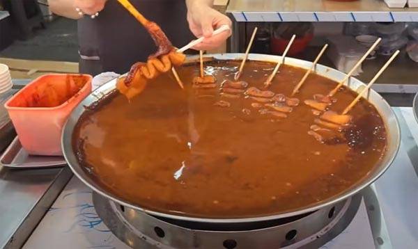 바가지 논란을 불러 일으킨 부산 기장군 해동용궁사 입구 인근 노점의 어묵. 유튜브 영상 캡처