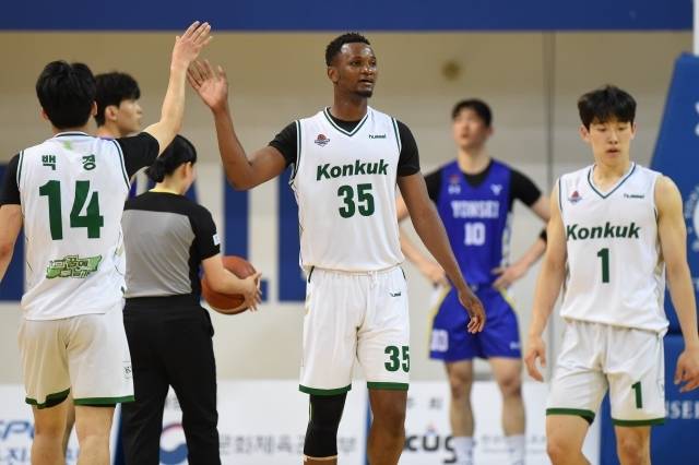 올팍투어에 처음 출전하는 건국대는 프레디, 김준영, 여찬영 등 주축 선수들이 출전, 최정예 멤버로 나서 눈길을 끈다. 204cm 대학 최고 센터 프레디가 5대5 농구가 아닌 3x3 코트에서는 어떤 활약을 펼칠지도 궁금해지는 대목. 사진=대한민국농구협회 제공