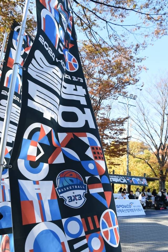 올팍투어 시즌 2 우승팀에는 상금 150만원과 함께 오는 9월 28, 29일 중국 상하이에서 열리는 FIBA 3x3 월드투어 출전권과 항공권이 제공된다. 월드투어는 FIBA 3x3 프로서킷 최상위 대회다. 이 밖에도 준우승팀 100만원, 공동 3위에게는 각각 50만원 상금이 주어진다. 사진=대한민국농구협회 제공