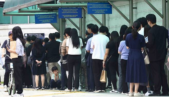 지난 5월28일 서울 종로구 주한 미국대사관 앞에 시민들이 미국 비자심사를 받기 위해 줄 서 있다. /사진=뉴시스