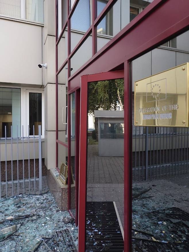 28일(현지시간) 러시아의 미사일 공격으로 훼손된 우크라이나 수도 키이우 주재 EU(유럽연합) 대표부 건물 /사진=카타리나 마테르노바 주우크라이나 EU 대사 X 계정