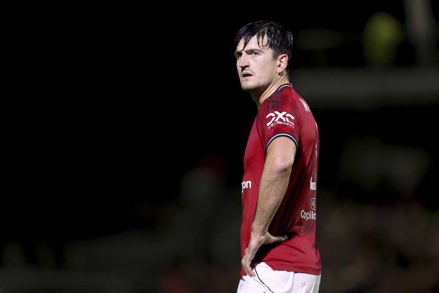 맨체스터 유나이티드의 해리 매과이어가 28일 오전(한국시간) 영국 클리소프스의 블런델 파크에서 열린 EFL컵 2라운드에서 침통한 표정을 짓고 있다. AP뉴시스