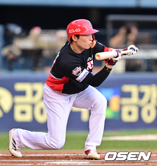 김호령이 번트를 성공시키고 있다./OSEN DB