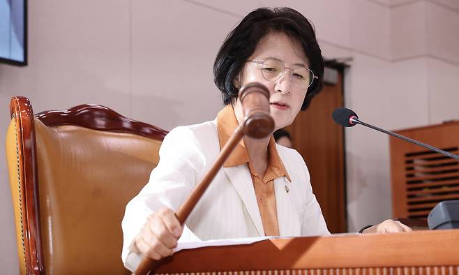 추미애 국회 법제사법위원장이 26일 오후 서울 여의도 국회 법사위에서 의사봉을 두드리고 있다. 뉴시스