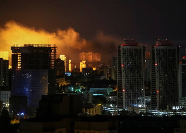 28일(현지시간) 우크라이나 키이우의 한 지역이 러시아의 공습으로 화염에 휩싸여 있다. 로이터연합뉴스