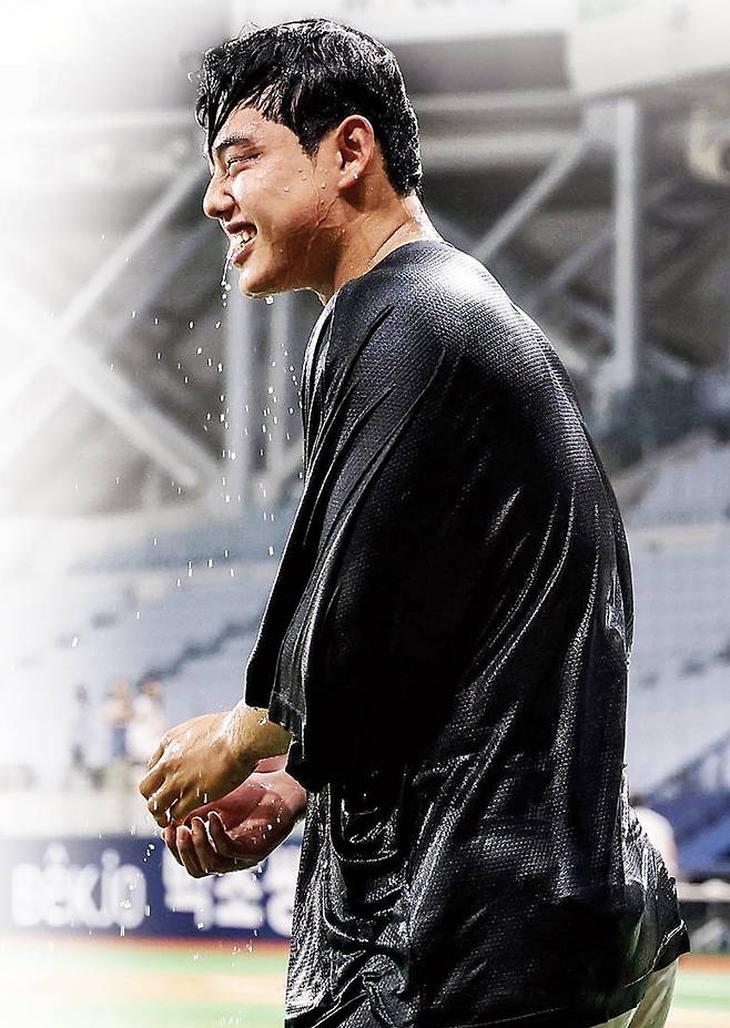 27일 데뷔 첫 10승을 달성한 한화 문동주가 축하 물세례를 받고 있다. 한화 이글스 제공