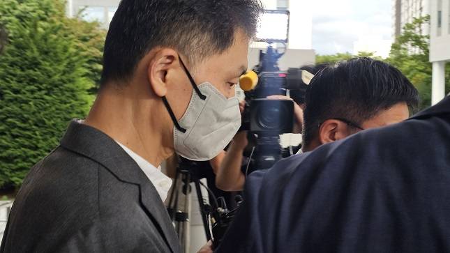 김범수 카카오 미래이니셔티브센터장이 29일 서울남부지방법원을 나서고 있다. /사진=비즈워치