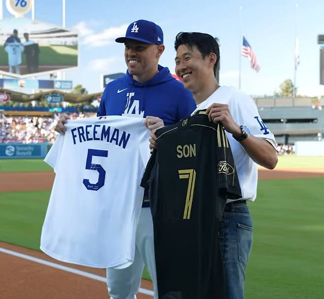 (LA FC 손흥민(오른쪽)과 다저스 1루수 프레디 프리먼)