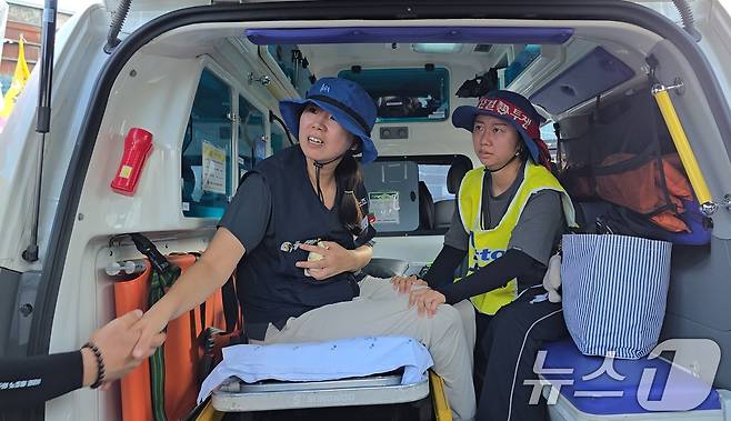 구미 한국옵티칼하이테크 공장 옥상에서 '고용 승계'를 요구하며 농성을 벌이던 박정혜 금속노조 한국옵티칼하이테크지회 수석부지회장이 29일 600일 만에 농성을 풀고 지상으로 내려온뒤 119 구급차에 승차해 있다. 2025.8.29/뉴스1 ⓒ News1 정우용 기자