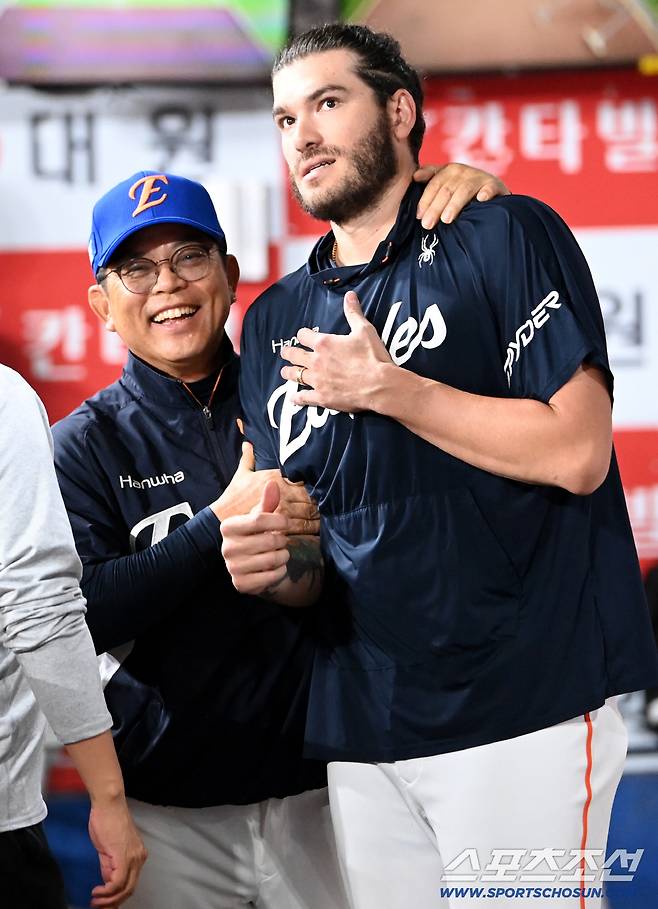 28일 고척스카이돔에서 열린 한화와 키움의 경기, 한화가 9대3으로 승리하며 5연승을 달렸다. 승리의 기쁨을 나누는 폰세와 양상문 코치의 모습. 고척=허상욱 기자wook@sportschosun.com/2025.08.28/