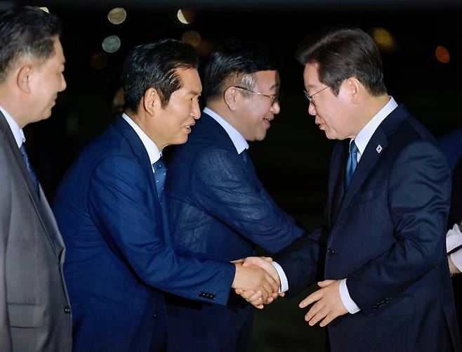일본·미국 순방 일정을 마치고 귀국한 이재명 대통령이 지난 28일 경기 성남 서울공항에서 정청래 더불어민주당 대표와 악수하는 모습./뉴시스