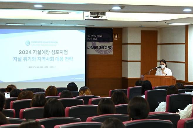 한양대학교병원 생명사랑위기대응센터 내에서 사회복지사들이 환자 대응 관련 교육을 받고 있다. 한양대학교병원 생명사랑위기대응센터 제공