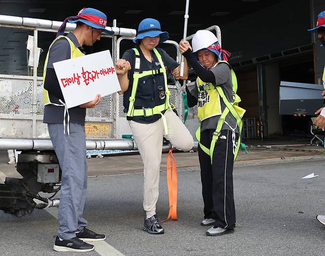 고용승계를 요구하며 600일간 고공농성을 이어갔던 박정혜 한국옵티칼하이테크 수석부지회장이 29일 경북 구미시 한국옵티컬하이테크 공장 옥상에서 농성을 마치고 땅으로 내려오고 있다. 김태형 기자 xogud555@hani.co.kr