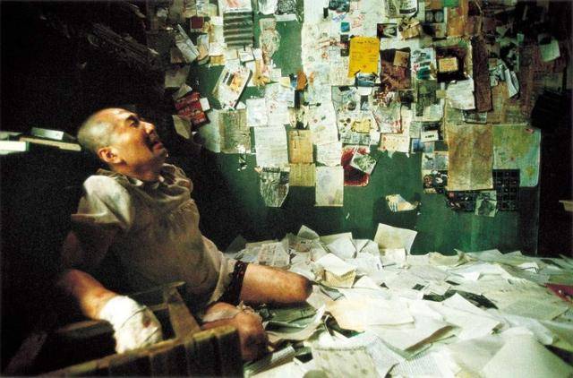 '지구를 지켜라'에서 외계인으로 여겨지는 인물은 중년 남성 강만식이다. '부고니아'의 미셸 역시 강만식처럼 강제 삭발을 당한다. CJ ENM 제공