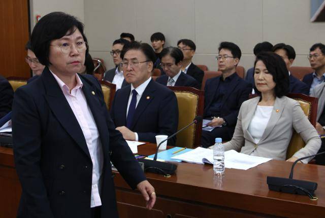 김현(왼쪽) 과학기술정보방송통신위원회 더불어민주당 간사가 7일 서울 여의도 국회에서 열린 과학기술정보방송통신위원회 전체회의에서 안건 관련 심의 설명을 마친 뒤 자리로 돌아가고 있다. 오른쪽은 이진숙 방송통신위원회 위원장. 뉴시스