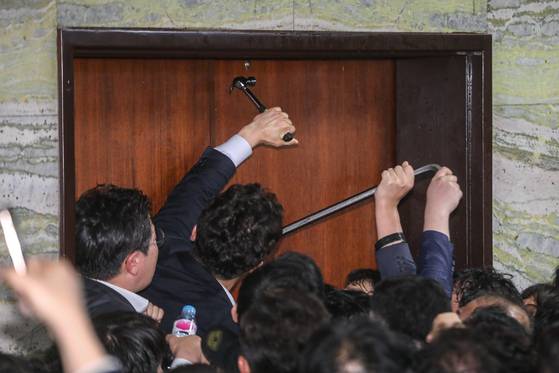 2019년 4월 26일 새벽 국회 의안과 앞에서 더불어민주당 당직자들이 패스트트랙 지정안건 법안제출을 위해 의안과 진입을 시도하고 있다. 뉴스1