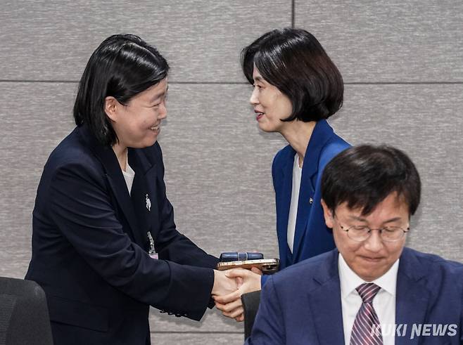 임은정 서울동부지방검찰청 검사장이 29일 서울 여의도 국회 의원회관에서 열린 ‘검찰개혁의 쟁점은 무엇인가’ 토론회에 앞서 박은정 조국혁신당 의원과 인사를 나누고 있다.