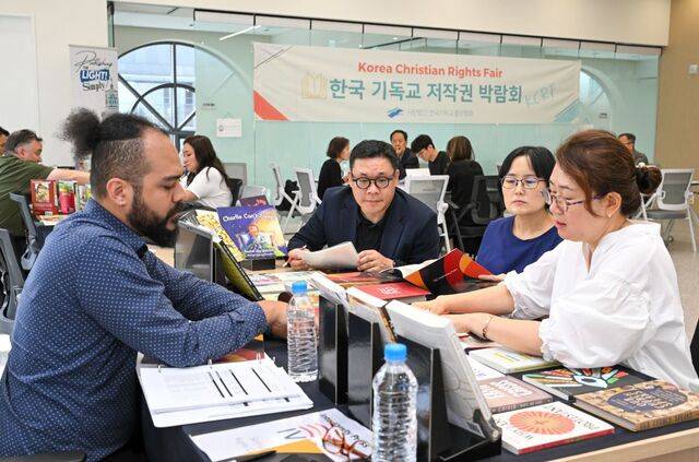 해외 기독 저작권사인 IVP의 관계자(왼쪽)가 28일 서울 마포구 신촌성결교회서 열린 ‘한국 기독교 저작권 박람회’에서 국내 한 출판사 관계자들과 면담하고 있다. 신석현 포토그래퍼